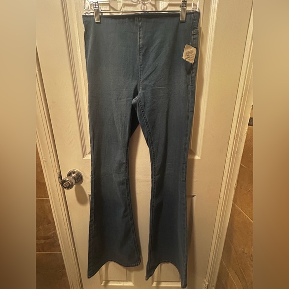 NWT Free People Pull on Flare Jeans Size 28 - Picture 4 of 9